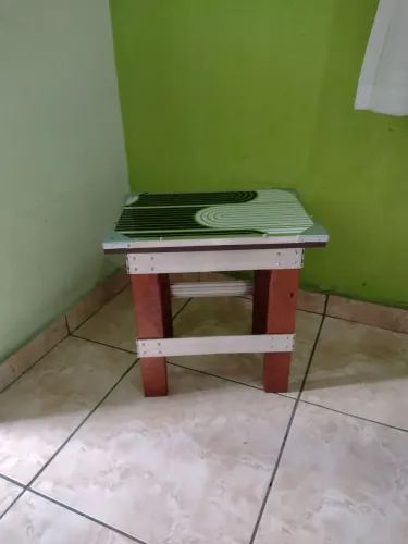 Banquinho Clássico feito em carpintaria