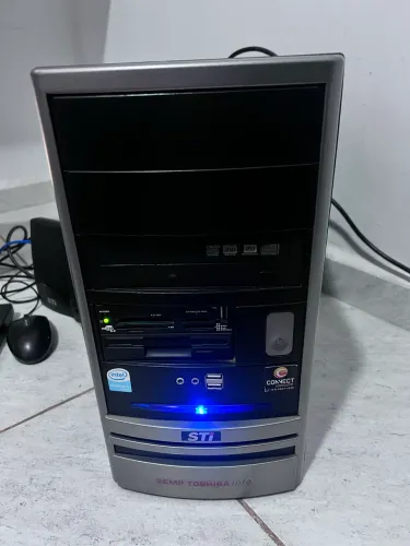Desktop pentium 4 com teclado, mouse e caixas de som