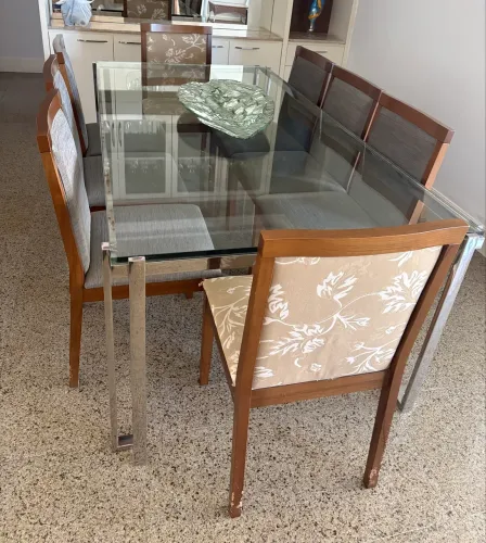 Mesa com tampo de vidro e pés de alumínio