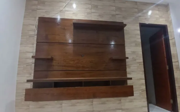 Painel para TV de Madeira / Estante Espaçosa - Ótimo Estado