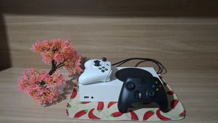 XBOX SERIE S 512GB - 1 CONTROLE + PILHA RECARREGÁVEIS