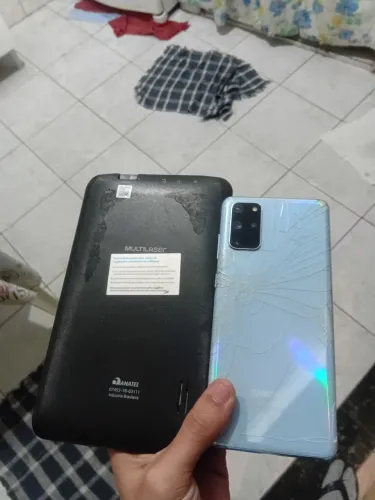 Celular e tablet quebrado