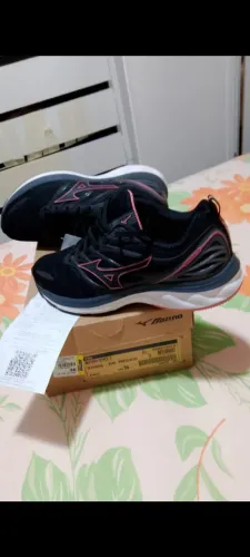 VENDO UM TENIS MIZUNO FEMININO SEMI NOVO 