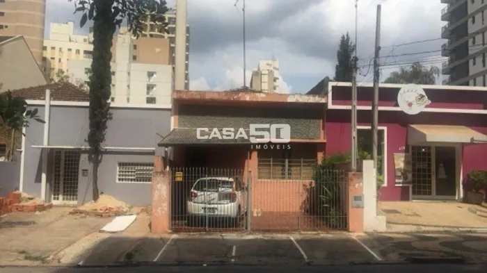 Casa térrea à venda no Cambuí em Campinas/SP.