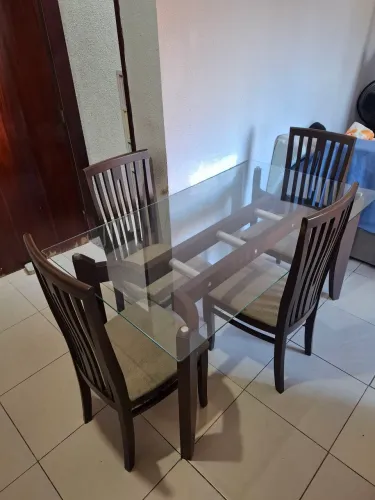 Mesa de Jantar com Tampo de Vidro + 4 Cadeiras