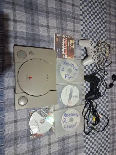 PS1 FAT DESBLOQUEADO COM CONTROLE NOVO TODOS OS CABOS JOGOS GARANTIA..