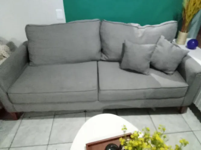 Sofá aconchegante, muito confortável.fica lindo na sala