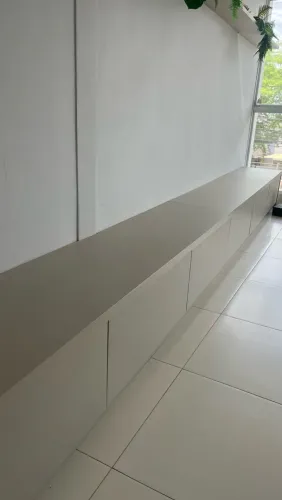 Armário com gavetas bem espaçosas. Pode ser dividido em dois 
