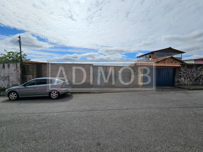Lote em excelente localização, todo murado com pequena casa
