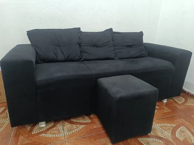 Sofá 3 lugares preto + Puff quadrado