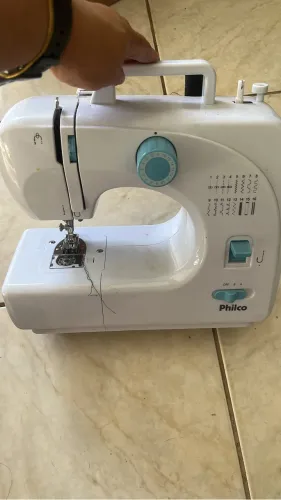 Vende-se máquina de costura portátil