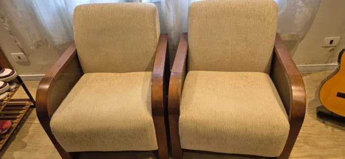Jogo de poltronas em Chenille, assento caixa de molas e fechamento lateral em rattan.