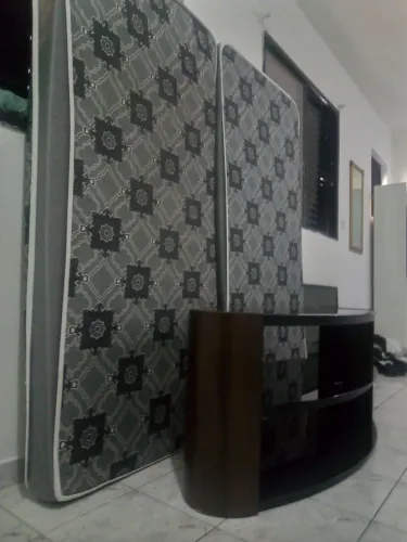 Dois colchões solteiro conservados + rack para TV grátis (Retirada)