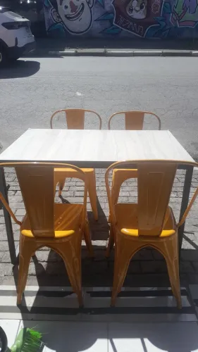 Mesa com cadeiras para hamburgueria