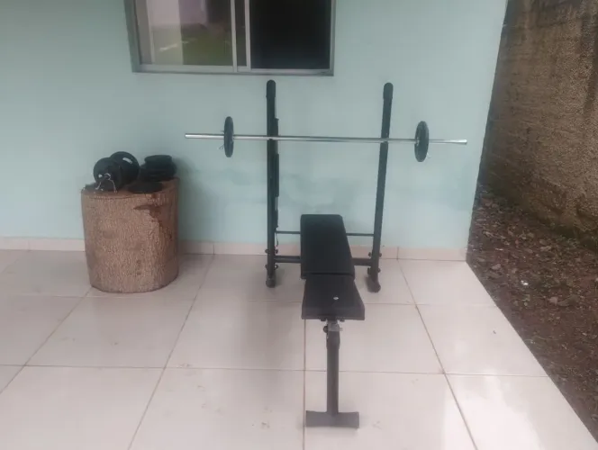 Vende-se aparelho de ginástica com 40 kg em anilhas, sem uso, peguei R$1500,00 l.