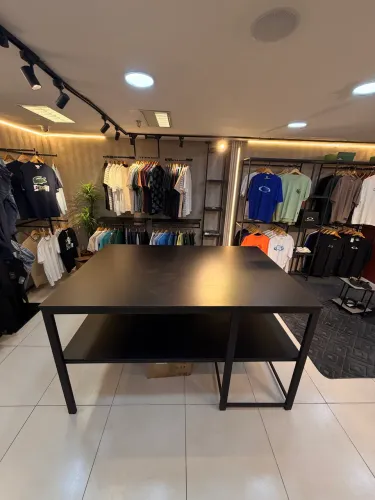 MESA CENTRAL PARA LOJA DE ROUPA