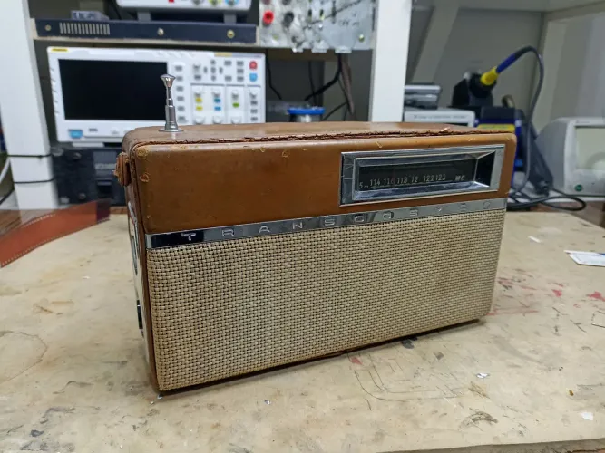 Antigo rádio transcosmos à bateria