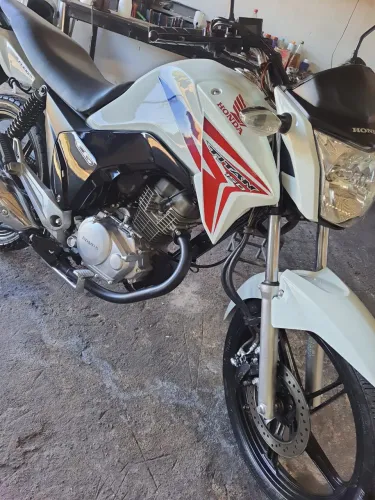 Moto titan 150 conservada