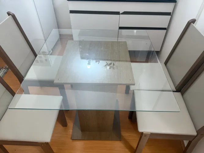 Mesa de vidro com quatro cadeiras