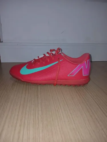 Chuteira mercurial vapor 16 rosa Society (Usada 3 vezes)
