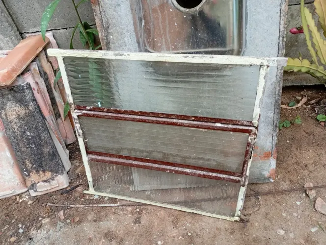 Vendo Janela de banheiro pequena