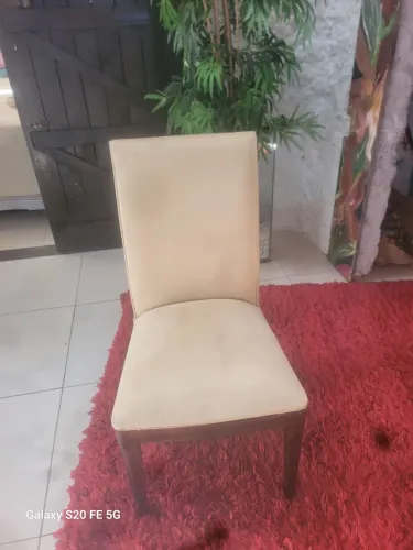 Vende-se cadeiras de madeira
