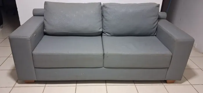 Sofá 3 Lugares em courino