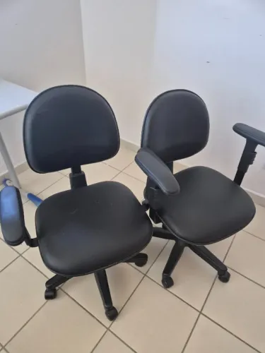 2 cadeiras de escritório na cor preta