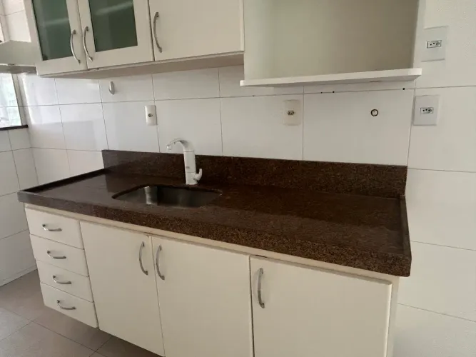 2 bancadas de granito com cubas.