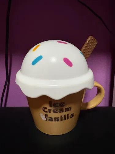 Caneca fofa em formato de sorvete (plastico)