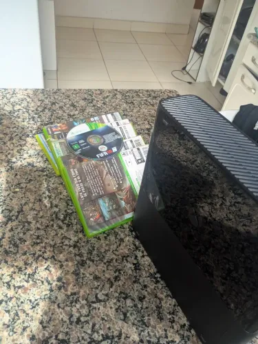 XBOX 360 COM 8 JOGOS , INCLUSIVE FIFA E FORZAN HORIZON , MÁ LEITURA NO CD POR POEIRA