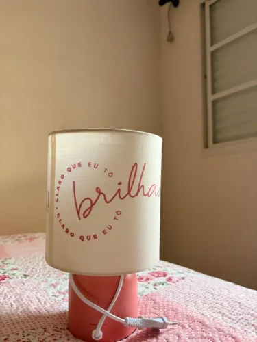 Abajur de mesa rosa com cúpula estampada