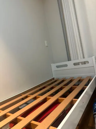 cama de solteiro branca com estrado em ótimo estado