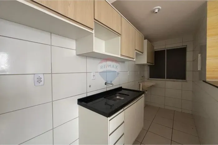Excelente apartamento de dois quartos em condomínio com portaria 24h, próximo a mercados,