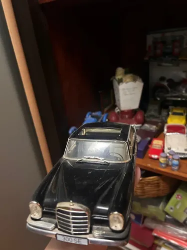miniatura colecionável em metal diecast do Mercedes-Benz 300 SE (W112)