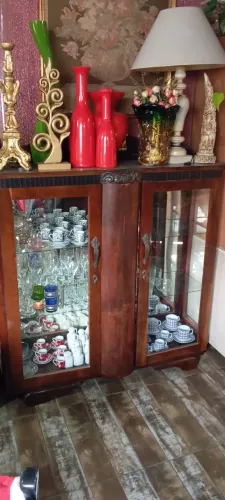 Cristaleira em madeira
