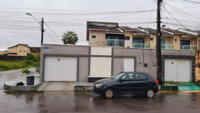 Excelente Casa Duplex, 185m², 03 suítes, varanda, sala, escritório, cozinha, wc social, ár