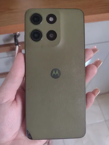 Celular em perfeito estado , só tem um detalhe na parte traseira.