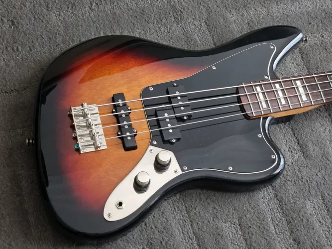 Baixo Fender Jaguar Squier Classic Vibe 70'