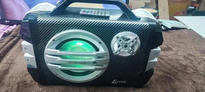 Caixa de som com bateria controle e carregador