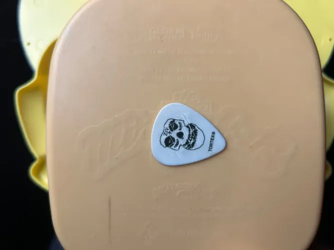 palheta de guitarra Jim Dunlop Tortex branca com a estampa de uma caveira