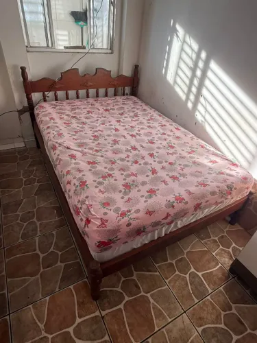 Cama de madeira +colchões ortopédico semi novo.