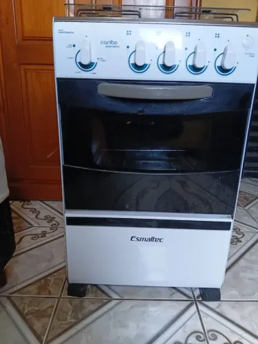 Fogão 4 bocas em bom estado de uso. Contato *