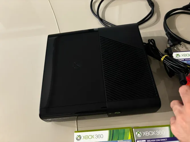 Xbox 360 super slim completo com jogos físicos