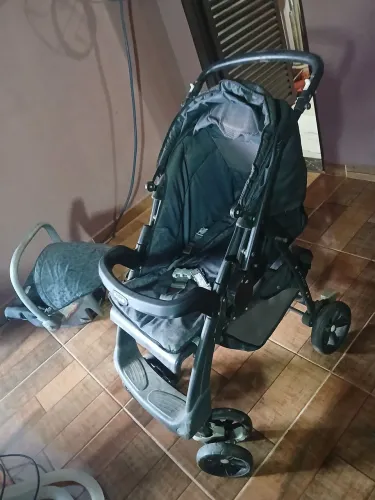 Carrinho burigoto com bebê conforto 