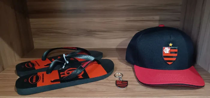 Kit FLAMENGO ( Sandálias Oficiais + chaveiro + Boné com escudo de borracha)