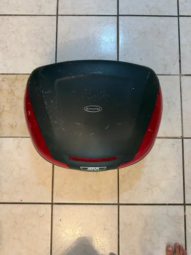 Baú Givi 2 capacetes com suporte
