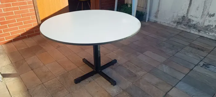 Mesa Redonda com pé de Ferro