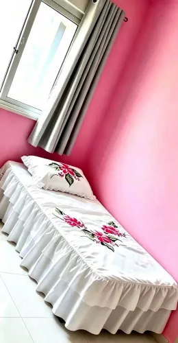 Cobre Leito seda cetinho pintado a mão Solteiro com uma fronha.