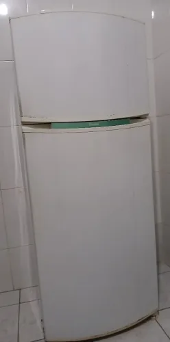 Vendo uma geladeira duplex grande e espaçosa da consul,  em bom estado gela super bem 